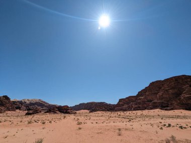Ürdün Patikası Dana Vadisi 'nden Petra' ya ve Wadi Rum.Wadi Rum Çölü 'ne, Ürdün. Kızıl çöl ve Jabal Al Qattar dağları, Arabistan