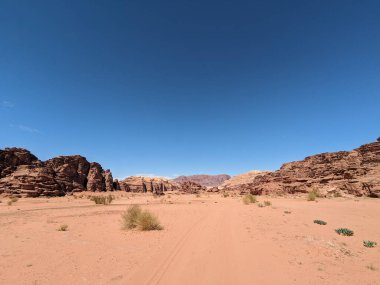 Ürdün Patikası Dana Vadisi 'nden Petra' ya ve Wadi Rum.Wadi Rum Çölü 'ne, Ürdün. Kızıl çöl ve Jabal Al Qattar dağları, Arabistan
