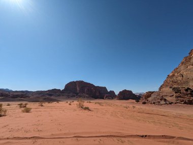 Ürdün Patikası Dana Vadisi 'nden Petra' ya ve Wadi Rum.Wadi Rum Çölü 'ne, Ürdün. Kızıl çöl ve Jabal Al Qattar dağları, Arabistan