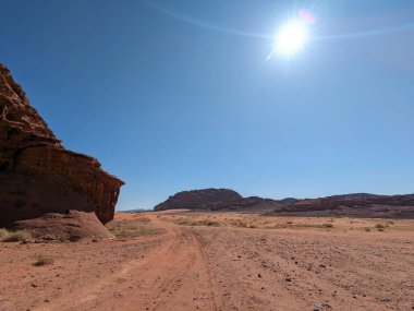 Ürdün Patikası Dana Vadisi 'nden Petra' ya ve Wadi Rum.Wadi Rum Çölü 'ne, Ürdün. Kızıl çöl ve Jabal Al Qattar dağları, Arabistan