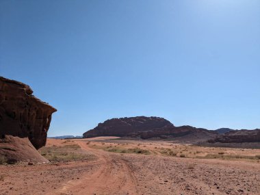 Ürdün Patikası Dana Vadisi 'nden Petra' ya ve Wadi Rum.Wadi Rum Çölü 'ne, Ürdün. Kızıl çöl ve Jabal Al Qattar dağları, Arabistan