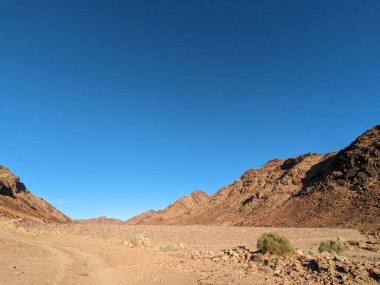 Ürdün Patikası Dana Vadisi 'nden Petra' ya ve Wadi Rum.Wadi Rum Çölü 'ne, Ürdün. Kızıl çöl ve Jabal Al Qattar dağları, Arabistan