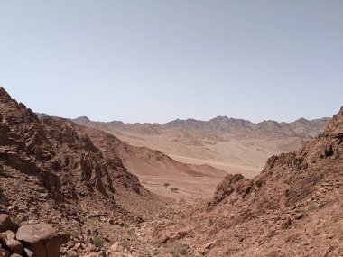 Ürdün Patikası Dana Vadisi 'nden Petra' ya ve Wadi Rum.Wadi Rum Çölü 'ne, Ürdün. Kızıl çöl ve Jabal Al Qattar dağları, Arabistan