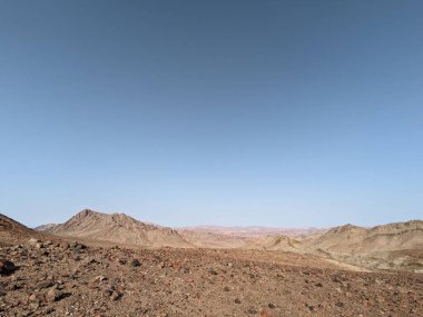 Ürdün Patikası Dana Vadisi 'nden Petra' ya ve Wadi Rum.Wadi Rum Çölü 'ne, Ürdün. Kızıl çöl ve Jabal Al Qattar dağları, Arabistan