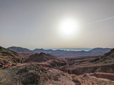 Ürdün Patikası Dana Vadisi 'nden Petra' ya ve Wadi Rum.Wadi Rum Çölü 'ne, Ürdün. Kızıl çöl ve Jabal Al Qattar dağları, Arabistan