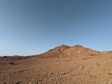 Ürdün Patikası Dana Vadisi 'nden Petra' ya ve Wadi Rum.Wadi Rum Çölü 'ne, Ürdün. Kızıl çöl ve Jabal Al Qattar dağları, Arabistan