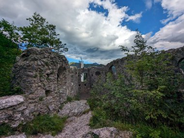 Avusturya Alpleri 'ndeki Bad Eisenkappel yakınlarındaki Şato Türkenschanze' yi harabeye çevirdi..