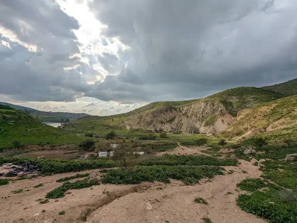 Wadi Zahar, Ürdün 'ün Irbid bölgesinde yer alan bir vadidir. Umm Qais 'den Ürdün yolunda yürümek, dağ manzarası