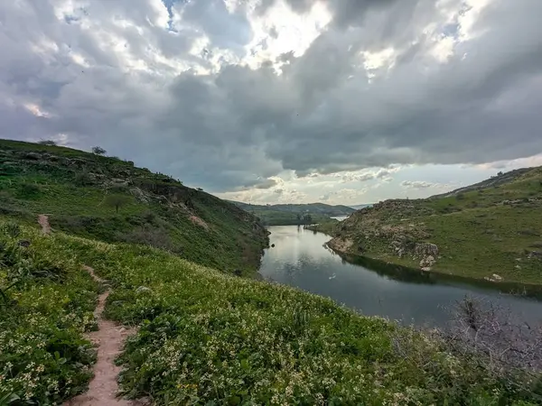 Wadi Zahar, Ürdün 'ün Irbid bölgesinde yer alan bir vadidir. Umm Qais 'den Ürdün yolunda yürümek, dağ manzarası