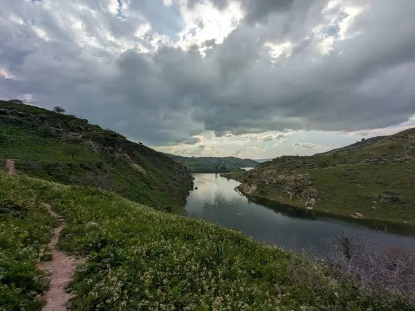 Wadi Zahar, Ürdün 'ün Irbid bölgesinde yer alan bir vadidir. Umm Qais 'den Ürdün yolunda yürümek, dağ manzarası