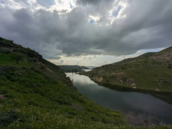 Wadi Zahar, Ürdün 'ün Irbid bölgesinde yer alan bir vadidir. Umm Qais 'den Ürdün yolunda yürümek, dağ manzarası