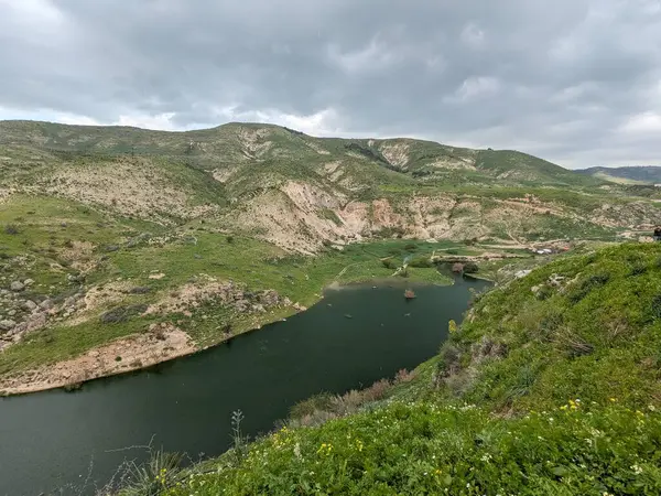 Wadi Zahar, Ürdün 'ün Irbid bölgesinde yer alan bir vadidir. Umm Qais 'den Ürdün yolunda yürümek, dağ manzarası