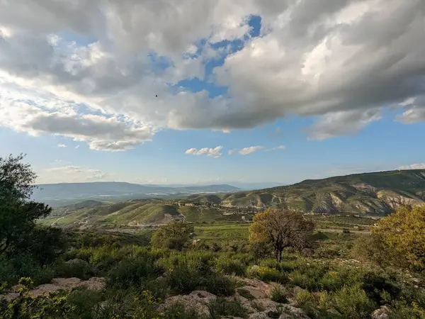 Wadi Zahar, Ürdün 'ün Irbid bölgesinde yer alan bir vadidir. Umm Qais 'den Ürdün yolunda yürümek, dağ manzarası