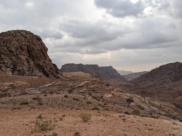 Ürdün Patikası Dana Vadisi 'nden Petra' ya ve Wadi Rum.Wadi Rum Çölü 'ne, Ürdün. Kızıl çöl ve Jabal Al Qattar dağları, Arabistan