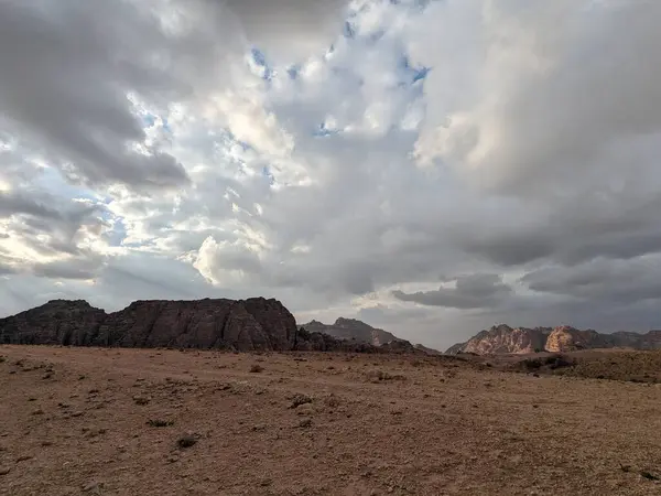 Ürdün Patikası Dana Vadisi 'nden Petra' ya ve Wadi Rum.Wadi Rum Çölü 'ne, Ürdün. Kızıl çöl ve Jabal Al Qattar dağları, Arabistan