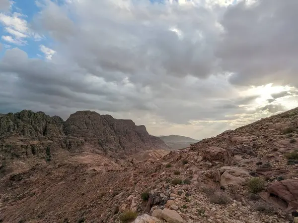 Ürdün Patikası Dana Vadisi 'nden Petra' ya ve Wadi Rum.Wadi Rum Çölü 'ne, Ürdün. Kızıl çöl ve Jabal Al Qattar dağları, Arabistan
