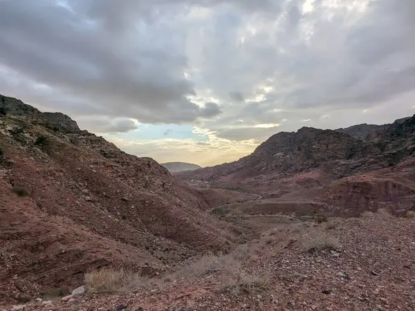 Ürdün Patikası Dana Vadisi 'nden Petra' ya ve Wadi Rum.Wadi Rum Çölü 'ne, Ürdün. Kızıl çöl ve Jabal Al Qattar dağları, Arabistan