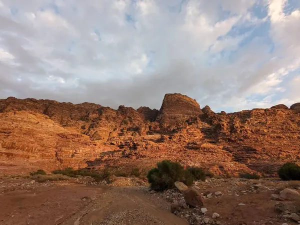 Ürdün Patikası Dana Vadisi 'nden Petra' ya ve Wadi Rum.Wadi Rum Çölü 'ne, Ürdün. Kızıl çöl ve Jabal Al Qattar dağları, Arabistan