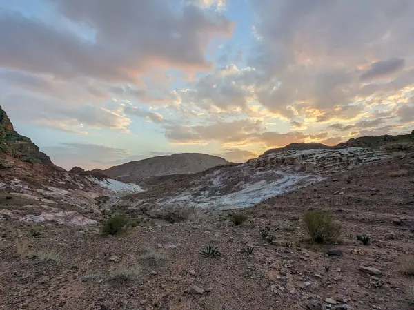 Ürdün Patikası Dana Vadisi 'nden Petra' ya ve Wadi Rum.Wadi Rum Çölü 'ne, Ürdün. Kızıl çöl ve Jabal Al Qattar dağları, Arabistan