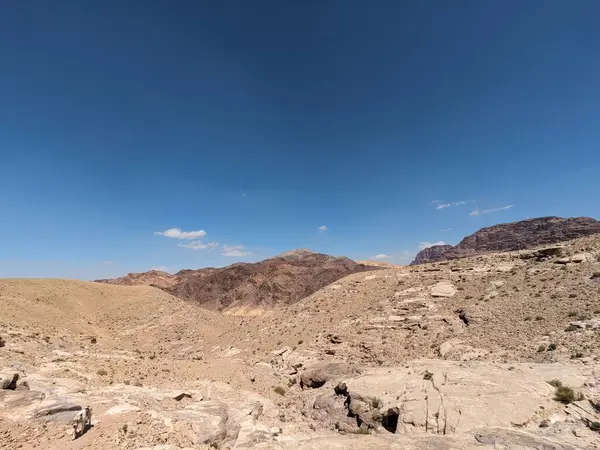 Ürdün Patikası Dana Vadisi 'nden Petra' ya ve Wadi Rum.Wadi Rum Çölü 'ne, Ürdün. Kızıl çöl ve Jabal Al Qattar dağları, Arabistan