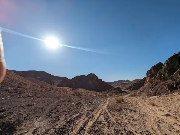 Ürdün Patikası Dana Vadisi 'nden Petra' ya ve Wadi Rum.Wadi Rum Çölü 'ne, Ürdün. Kızıl çöl ve Jabal Al Qattar dağları, Arabistan