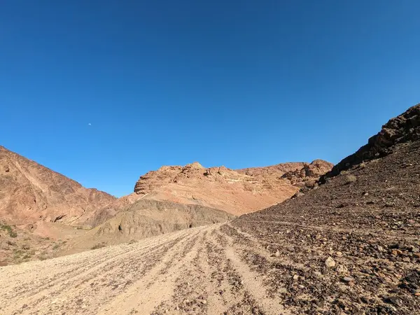 Ürdün Patikası Dana Vadisi 'nden Petra' ya ve Wadi Rum.Wadi Rum Çölü 'ne, Ürdün. Kızıl çöl ve Jabal Al Qattar dağları, Arabistan