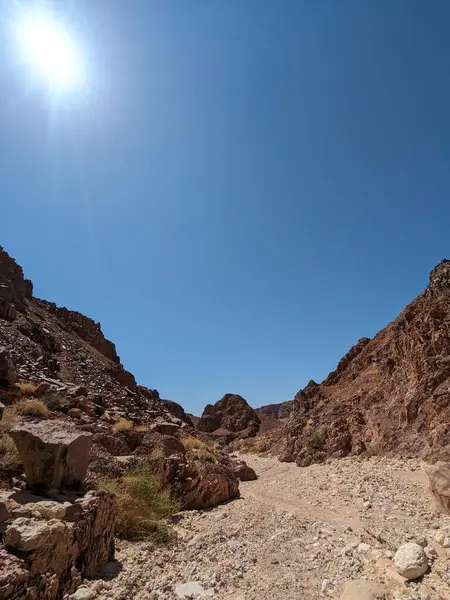 Ürdün Patikası Dana Vadisi 'nden Petra' ya ve Wadi Rum.Wadi Rum Çölü 'ne, Ürdün. Kızıl çöl ve Jabal Al Qattar dağları, Arabistan