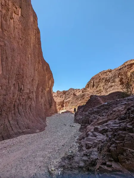 Ürdün Patikası Dana Vadisi 'nden Petra' ya ve Wadi Rum.Wadi Rum Çölü 'ne, Ürdün. Kızıl çöl ve Jabal Al Qattar dağları, Arabistan