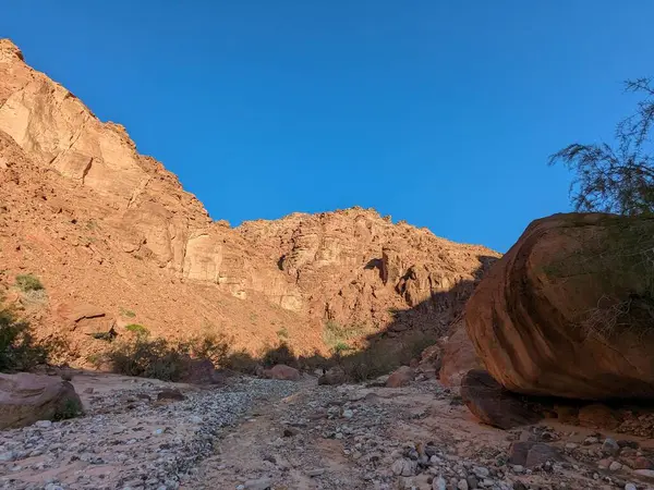 Ürdün Patikası Dana Vadisi 'nden Petra' ya ve Wadi Rum.Wadi Rum Çölü 'ne, Ürdün. Kızıl çöl ve Jabal Al Qattar dağları, Arabistan