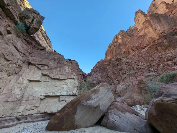 Ürdün Patikası Dana Vadisi 'nden Petra' ya ve Wadi Rum.Wadi Rum Çölü 'ne, Ürdün. Kızıl çöl ve Jabal Al Qattar dağları, Arabistan