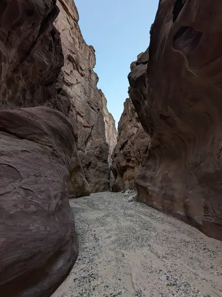 Ürdün Patikası Dana Vadisi 'nden Petra' ya ve Wadi Rum.Wadi Rum Çölü 'ne, Ürdün. Kızıl çöl ve Jabal Al Qattar dağları, Arabistan