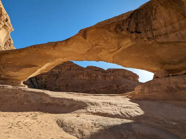Ürdün Patikası Dana Vadisi 'nden Petra' ya ve Wadi Rum.Wadi Rum Çölü 'ne, Ürdün. Kızıl çöl ve Jabal Al Qattar dağları, Arabistan