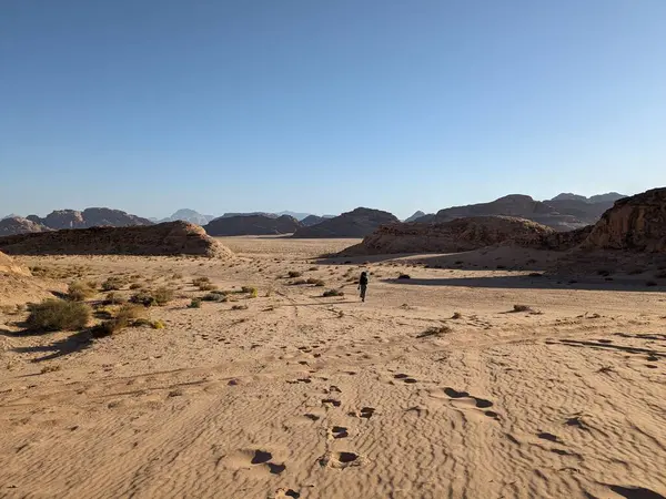 Ürdün Patikası Dana Vadisi 'nden Petra' ya ve Wadi Rum.Wadi Rum Çölü 'ne, Ürdün. Kızıl çöl ve Jabal Al Qattar dağları, Arabistan