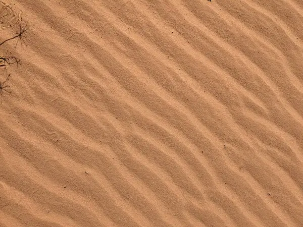 Ürdün Patikası Dana Vadisi 'nden Petra' ya ve Wadi Rum.Wadi Rum Çölü 'ne, Ürdün. Kızıl çöl ve Jabal Al Qattar dağları, Arabistan