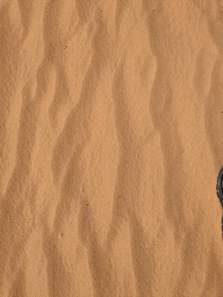 Turuncu renkli kum desenli arka plan. Wadi Rum Çölü, Ürdün, Arabistan manzaralı güzel manzara, çölde kırmızı portakallı kuma yakın çekim