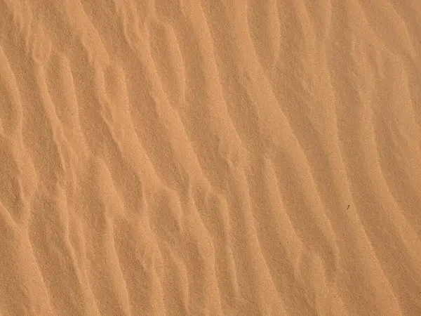 Turuncu renkli kum desenli arka plan. Wadi Rum Çölü, Ürdün, Arabistan manzaralı güzel manzara, çölde kırmızı portakallı kuma yakın çekim