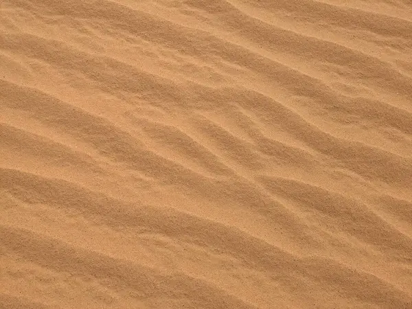 Turuncu renkli kum desenli arka plan. Wadi Rum Çölü, Ürdün, Arabistan manzaralı güzel manzara, çölde kırmızı portakallı kuma yakın çekim