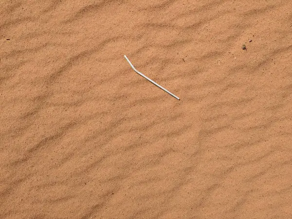 Turuncu renkli kum desenli arka plan. Wadi Rum Çölü, Ürdün, Arabistan manzaralı güzel manzara, çölde kırmızı portakallı kuma yakın çekim