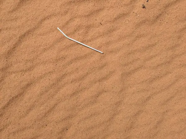 Turuncu renkli kum desenli arka plan. Wadi Rum Çölü, Ürdün, Arabistan manzaralı güzel manzara, çölde kırmızı portakallı kuma yakın çekim