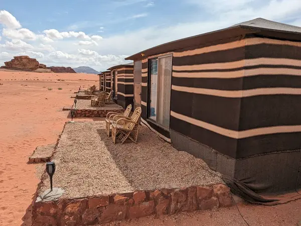 Ürdün Patikası, Dana Vadisi 'nden Petra' ya ve Wadi Rum.Geleneksel Çadır, Wadi Rum Çölü, Ürdün. Kızıl çöl ve Jabal Al Qattar dağları, Arabistan