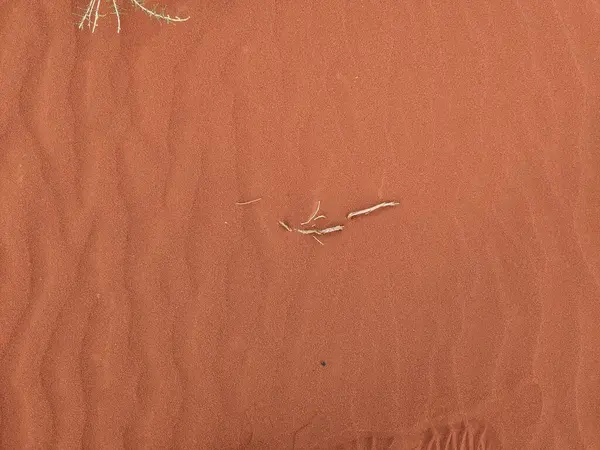 Turuncu renkli kum desenli arka plan. Wadi Rum Çölü, Ürdün, Arabistan manzaralı güzel manzara, çölde kırmızı portakallı kuma yakın çekim