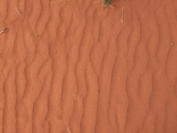 Turuncu renkli kum desenli arka plan. Wadi Rum Çölü, Ürdün, Arabistan manzaralı güzel manzara, çölde kırmızı portakallı kuma yakın çekim