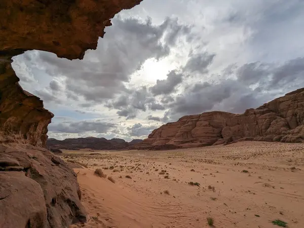 Ürdün Patikası Dana Vadisi 'nden Petra' ya ve Wadi Rum.Wadi Rum Çölü 'ne, Ürdün. Kızıl çöl ve Jabal Al Qattar dağları, Arabistan