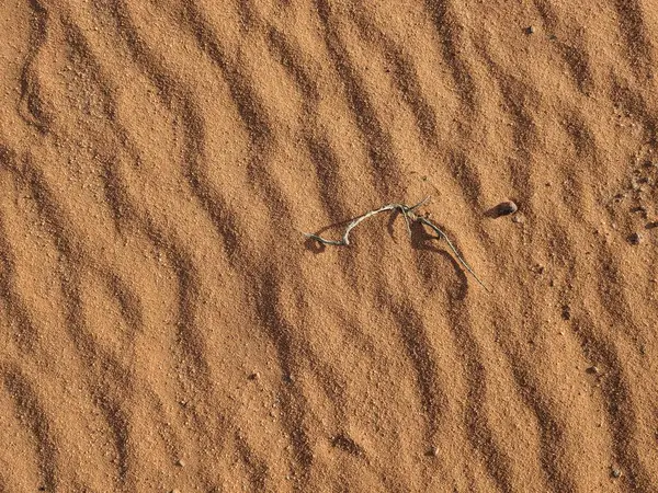 Turuncu renkli kum desenli arka plan. Wadi Rum Çölü, Ürdün, Arabistan manzaralı güzel manzara, çölde kırmızı portakallı kuma yakın çekim