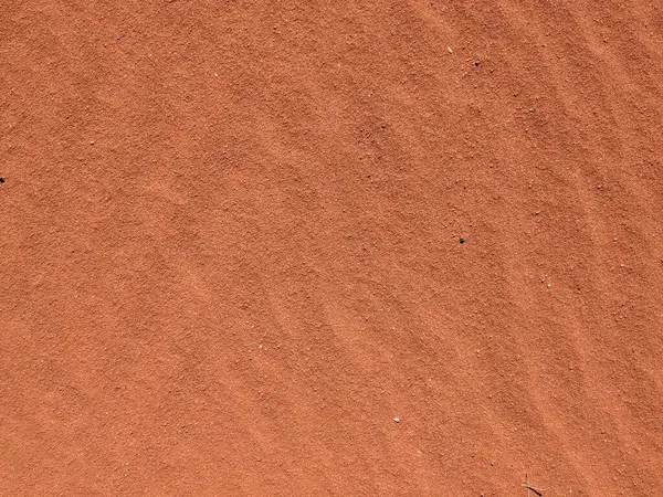 Turuncu renkli kum desenli arka plan. Wadi Rum Çölü, Ürdün, Arabistan manzaralı güzel manzara, çölde kırmızı portakallı kuma yakın çekim