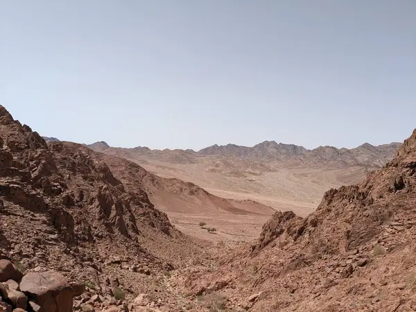 Ürdün Patikası Dana Vadisi 'nden Petra' ya ve Wadi Rum.Wadi Rum Çölü 'ne, Ürdün. Kızıl çöl ve Jabal Al Qattar dağları, Arabistan
