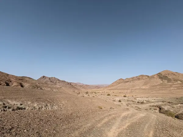 Ürdün Patikası Dana Vadisi 'nden Petra' ya ve Wadi Rum.Wadi Rum Çölü 'ne, Ürdün. Kızıl çöl ve Jabal Al Qattar dağları, Arabistan