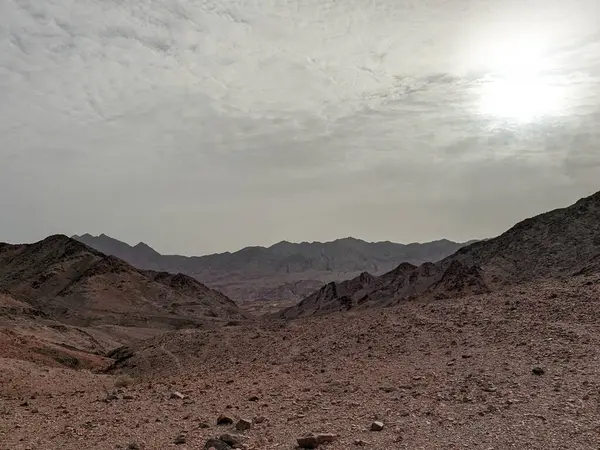 Ürdün Patikası Dana Vadisi 'nden Petra' ya ve Wadi Rum.Wadi Rum Çölü 'ne, Ürdün. Kızıl çöl ve Jabal Al Qattar dağları, Arabistan