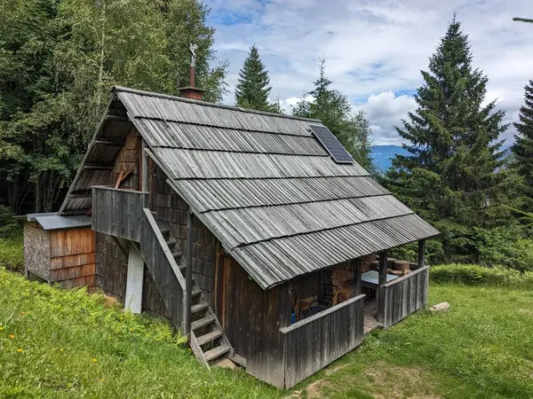 Slovenya 'daki Logar Vadisi' nde manzaralı dağlar, ahşap yerel kulübeler ve geleneksel alp çiftlikleri var..