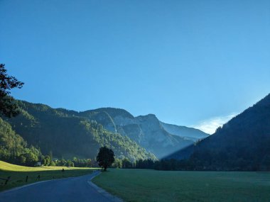 Sloven Alplerinin tepelerinin bulutlarla kaplı olduğu Logarska Dolina Vadisi 'nin panoramik manzarası.